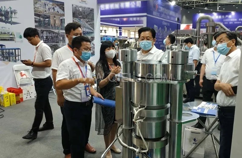 企鵝糧油機械榮獲第二十三屆中國農(nóng)加工投洽會“優(yōu)秀裝備展示獎”(圖2) 企鵝糧油機械榮獲第二十三屆中國農(nóng)加工投洽會“優(yōu)秀裝備展示獎”(圖2)