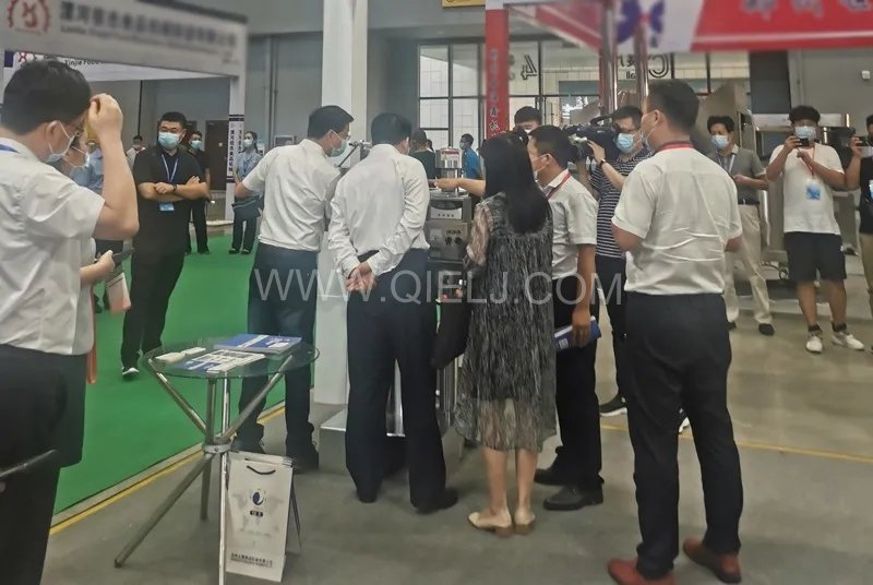 企鵝糧油機械榮獲第二十三屆中國農(nóng)加工投洽會“優(yōu)秀裝備展示獎”(圖4) 企鵝糧油機械榮獲第二十三屆中國農(nóng)加工投洽會“優(yōu)秀裝備展示獎”(圖4)